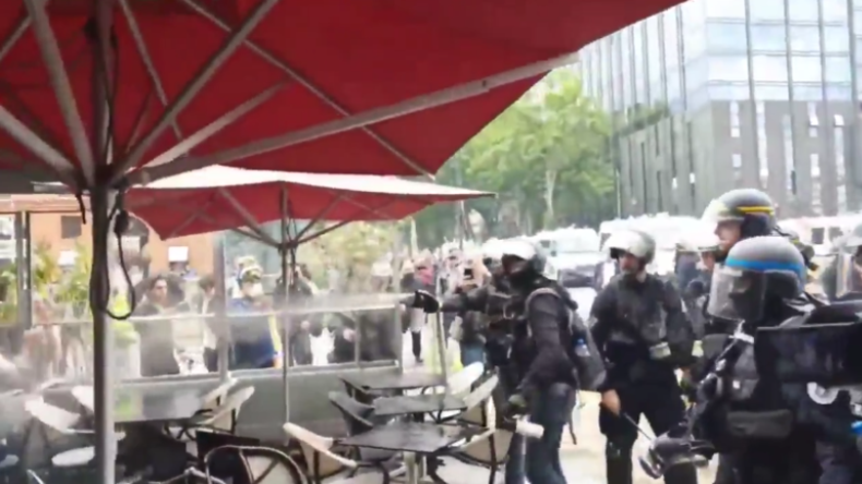 Toulouse: Polizisten greifen Café-Besucher massiv mit Tränengas an und verursachen Feuer 