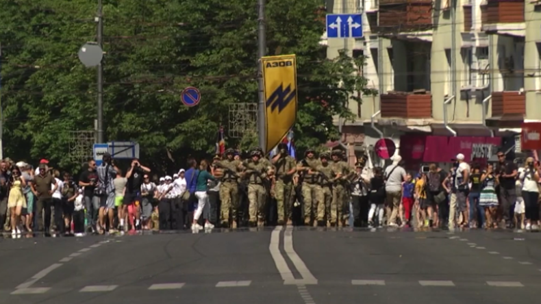 Ukraine: "Werden den Donbass befreien" – Rechtsextremes Asow-Bataillon veranstaltet Militärparade 