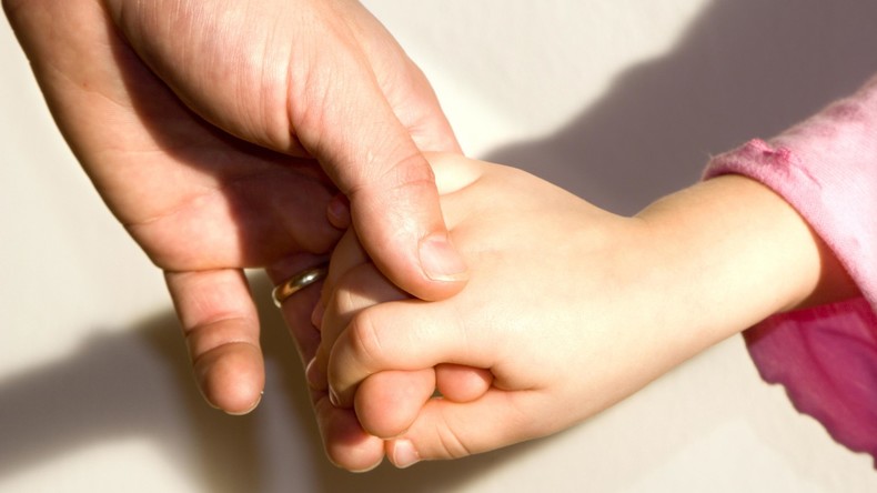 Lesbisches Paar darf mit Kind nicht auswandern – Samenspender stellt sich dagegen