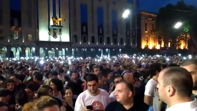 Demonstranten versuchen, das georgische Parlament in Tiflis zu stürmen