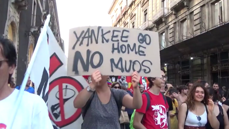 "Yankee go home" – Sizilianer demonstrieren gegen US-Militärpräsenz