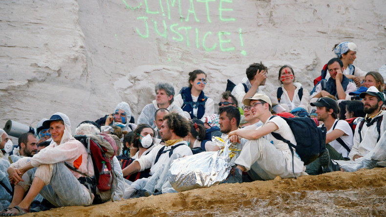 Klima-Proteste: Aktivisten stürmen Tagebau (Video)