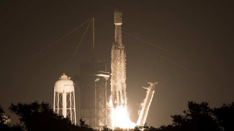 SpaceX rettet Seitenantriebe der Falcon-Heavy-Rakete, verliert aber Hauptstufe