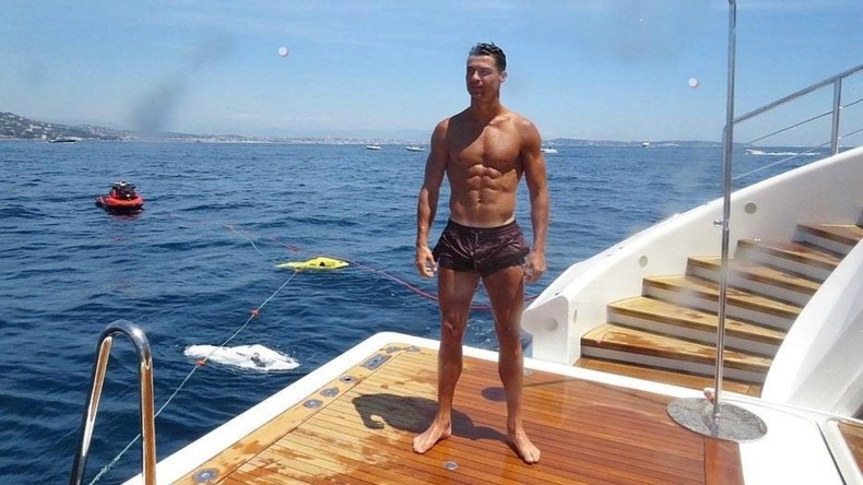 "Urlaub mit Familie": Badefoto von Cristiano Ronaldo erhitzt Gemüter in sozialen Netzwerken