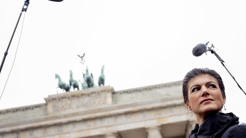 Live: Veranstaltung "Kein Krieg gegen Iran" mit Sahra Wagenknecht vor Brandenburger Tor