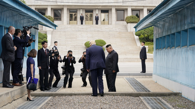 Donald Trump überschreitet Grenzlinie zu Nordkorea und kann Kim Jong-un die Hand schütteln