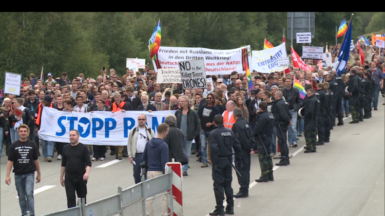 Mehrere Tausend Demonstranten fordern "Stopp Air Base Ramstein" (Video)