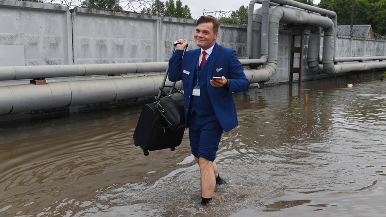 Barfuß zum Flugzeug: Heftiger Regen überrascht Passagiere vor dem größten Flughafen Moskaus