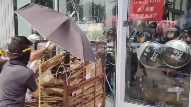 Hongkong: Demonstranten versuchen Regierungssitz zu stürmen 