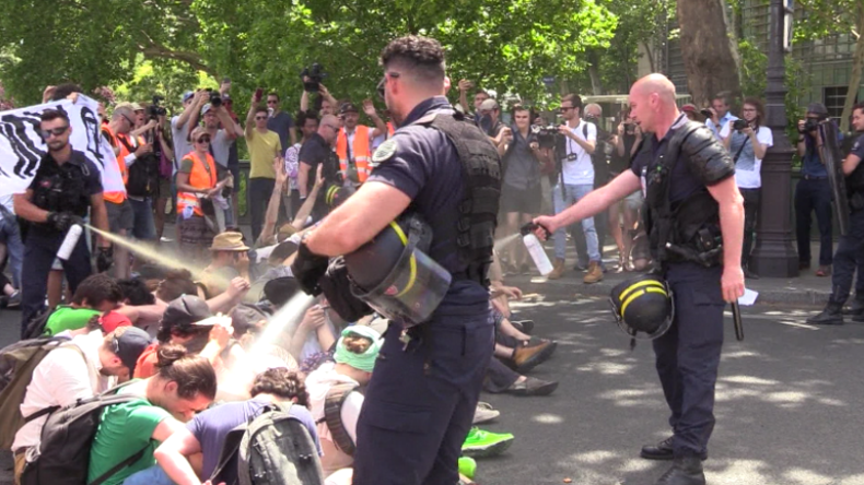 Frankreich: Polizei besprüht Klima-Protestler bei Brücken-Blockade flaschenweise mit Tränengas