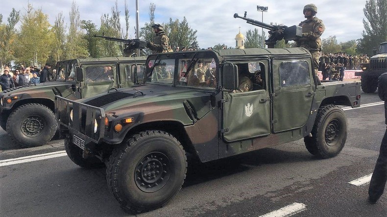 Ukrainisches Militärfahrzeug explodiert – Selenskij macht Donezker Volksmiliz verantwortlich