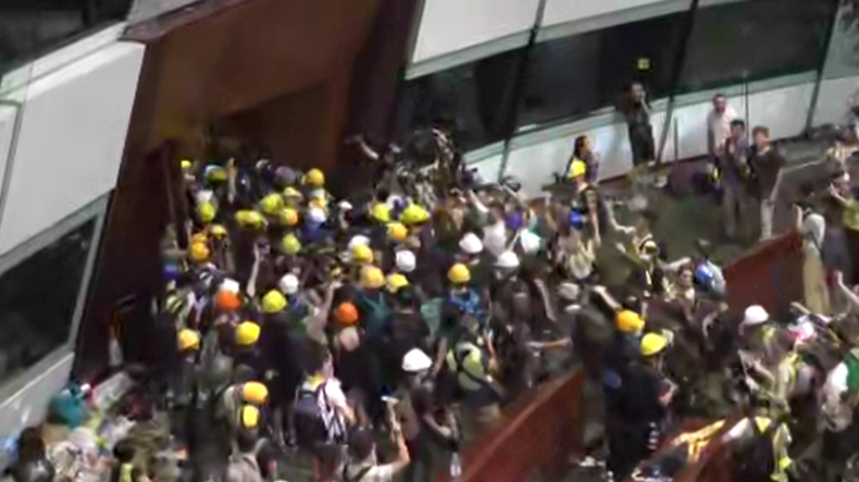 Hongkong: Polizei vertreibt Demonstranten aus dem Parlament nach stundenlanger Besetzung 