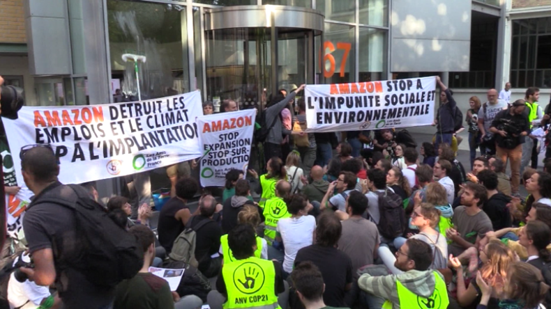 Paris: Klimaschützer schließen sich Gelbwesten-Blockade vor Amazon-Sitz an