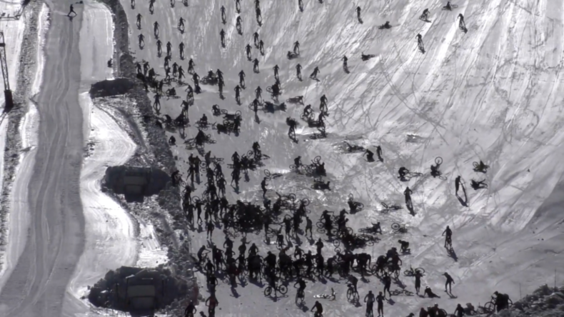 Der Berg der Hölle! Massenkarambolage bei Abfahrt Hunderter Extrem-Biker von Schneepiste
