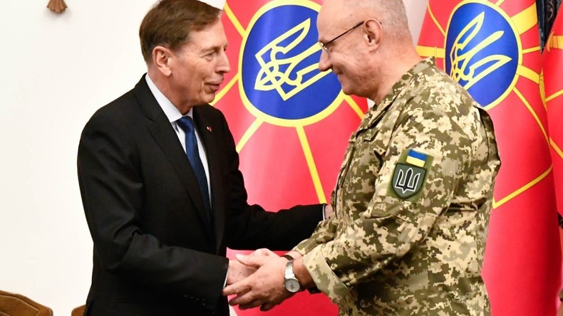 Will die Ukraine Russland "vernichtenden" Schlag versetzen? Ex-CIA-Chef Petraeus zu Besuch in Kiew