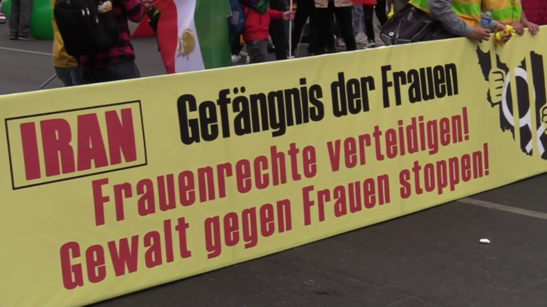 Berlin: Tausende Demonstranten am Brandenburger Tor unterstützen die iranische Opposition