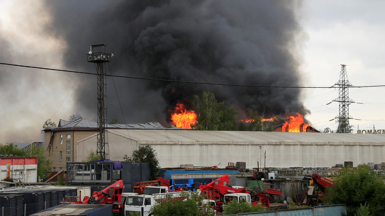 Fünfzig Meter hohe Flammen: Mindestens 13 Verletzte und eine Tote bei Brand nahe Moskau