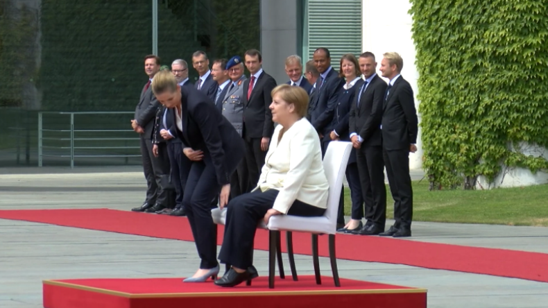 Nach drei Zitteranfällen – Merkel sitzt bei militärischen Ehren für dänische Premierministerin
