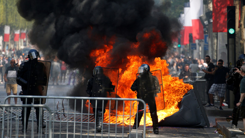 Barrikaden und Tränengas: Über 150 Festnahmen am Rande der Militärparade in Paris