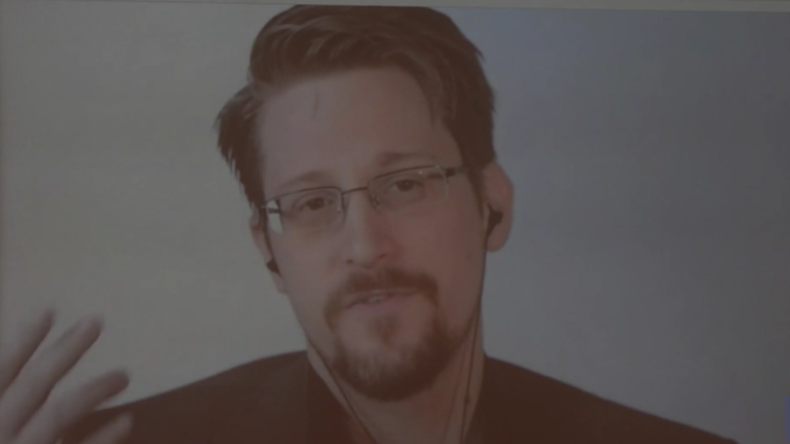 Snowden: "Gegen Dissidenten eingesetzt – Alles, was Sie bei Gmail oder Facebook tun, wird kopiert"