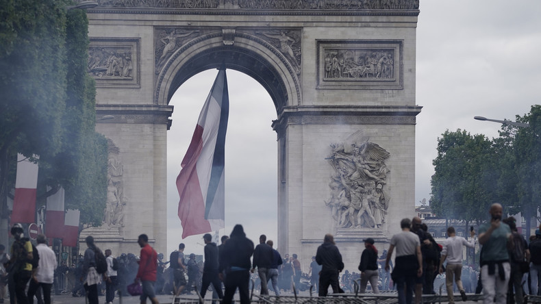 Französischer Nationalfeiertag in Paris: Proteste eskalierten – Zusammenstöße mit Polizei
