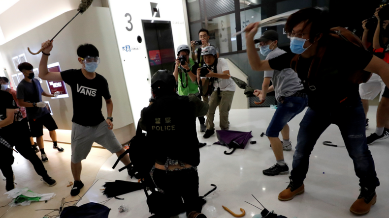 Hongkong: Protestler schlagen Polizeibeamten brutal zusammen 