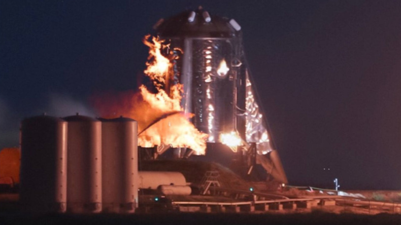 Starhopper-Triebwerk von SpaceX geht bei Test auf Startrampe in Flammen auf
