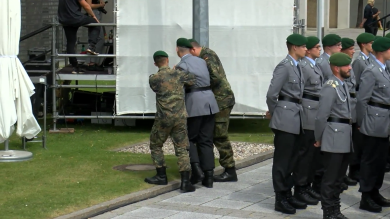 Deutschland: Soldaten erleiden bei Zeremonie Erschöpfung