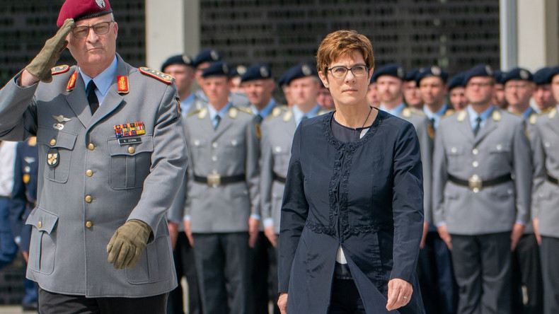 LIVE: Annegret Kramp-Karrenbauer wird als Verteidigungsministerin vereidigt