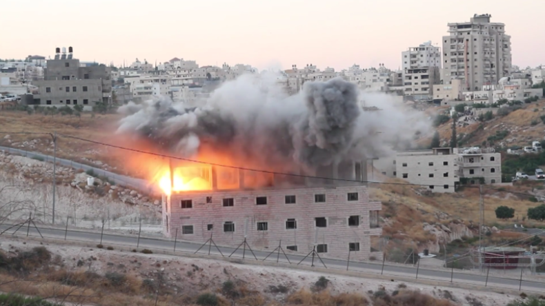Israelische Streitkräfte lachen und jubeln, als sie Palästinenser-Gebäude im Westjordanland sprengen
