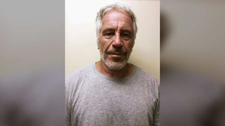 Jeffrey Epstein verletzt und mit verdächtigen Spuren am Hals in Gefängniszelle gefunden