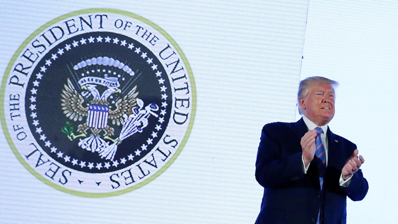 Doppelkopfadler mit Golfschläger: Falsches Wappen bei Trump-Auftritt sorgt für Spekulationen