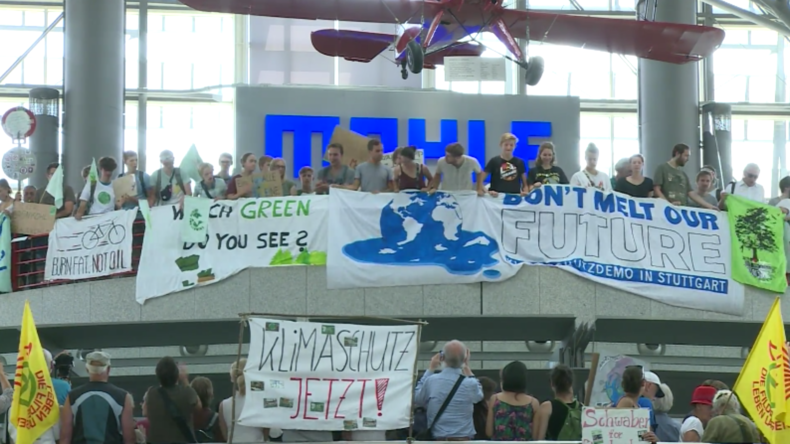Deutschland: Klima-Aktivisten übernehmen den Stuttgarter Flughafen mit Klimaschutz-Demo