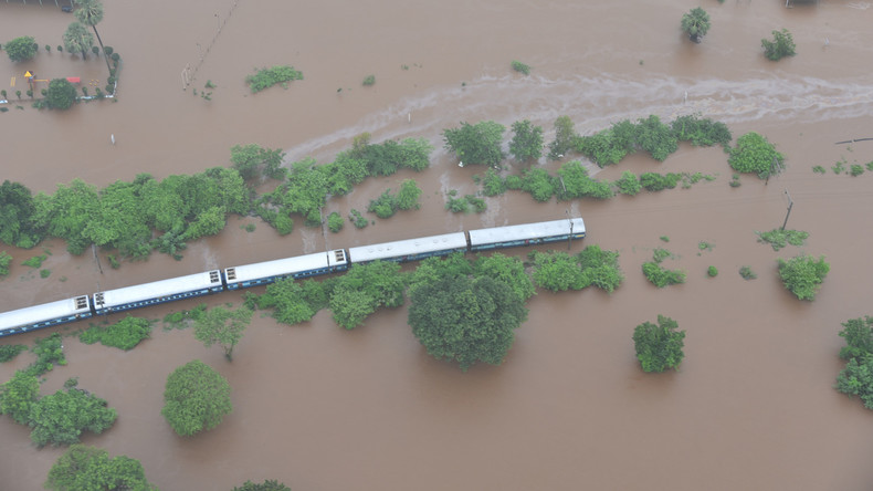 Indien: Zug steckt in Monsunfluten fest – 700 Reisende werden mit Booten und Hubschaubern evakuiert