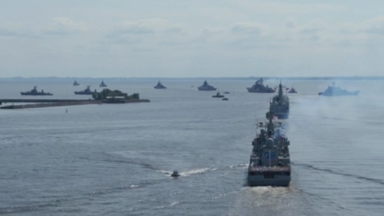 "Kann jedem Aggressor antworten" – Marineparade mit Dutzenden Kriegsschiffen in Sankt Petersburg