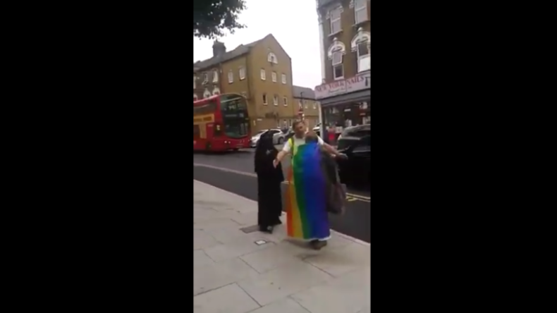 London: Frau in Niqab beschimpft Teilnehmer auf LGBT-Parade – "Gott hat Adam und Eva erschaffen"