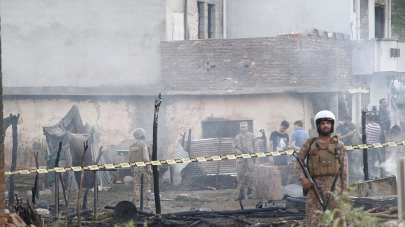 Pakistan: Militärflugzeug stürzt in Wohngebiet – mindestens 19 Tote