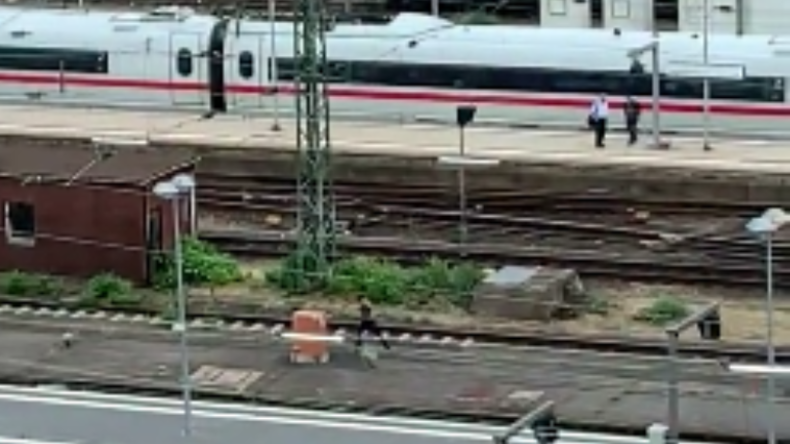 Ist das der Bahnschubser aus Frankfurt? Flüchtender Mann kurz nach Mord an Achtjährigem gefilmt