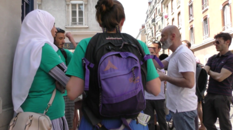 Hitzwelle auch in Frankreich: Muslimische Frauen protestieren in Grenoble gegen Burkini-Verbot