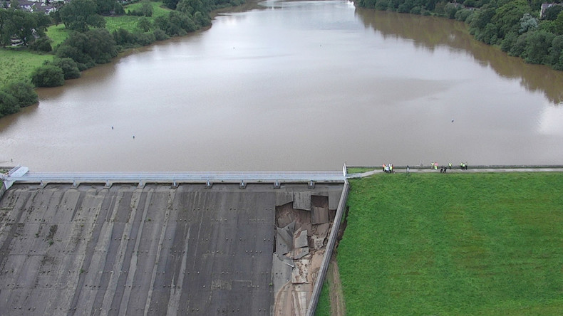 Luftaufnahmen der Stadt Derbyshire - Damm droht zu brechen