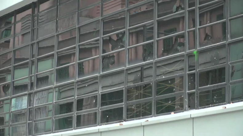 Hongkong: Protestler schmeißen Dutzende Fenster der Polizeistation Tseung Kwan O ein