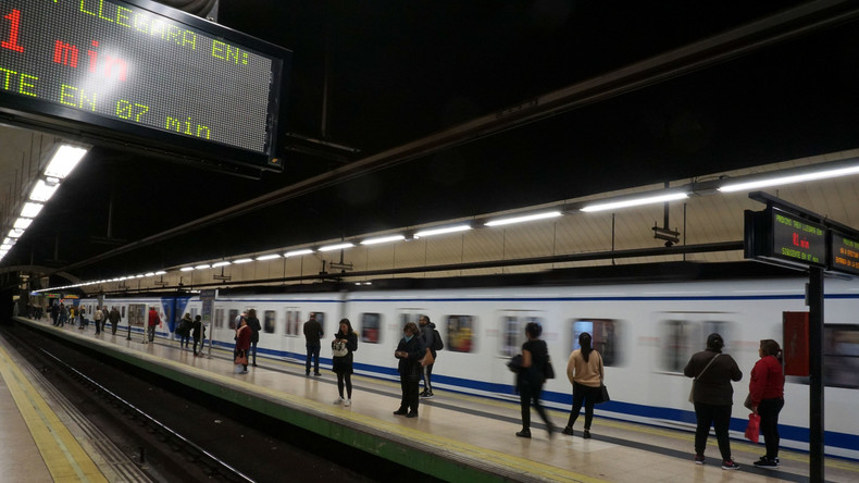 Brutaler U-Bahn-Treter in Madrid – Opfer rettet sich im letzten Moment