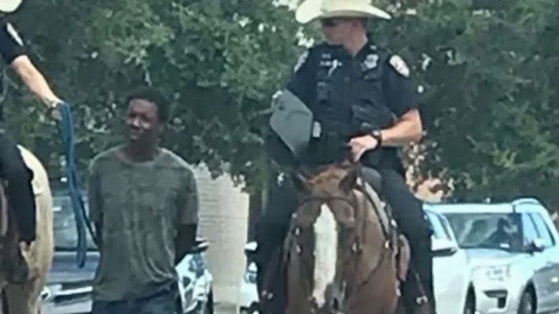 Skandal in Texas: Berittene Polizisten führen Afroamerikaner an Leine durch die Straßen