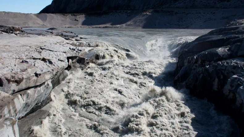Reißende Schmelzwasserflüsse in Grönland – Binnen 24 Stunden Milliarden Tonnen Eis geschmolzen