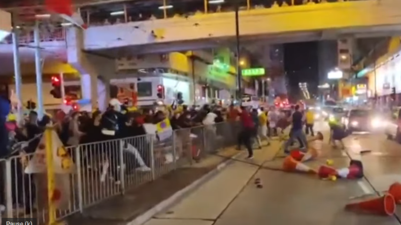 Chaos in Hongkong: Unbekannte greifen Demonstranten mit Holzstöcken an