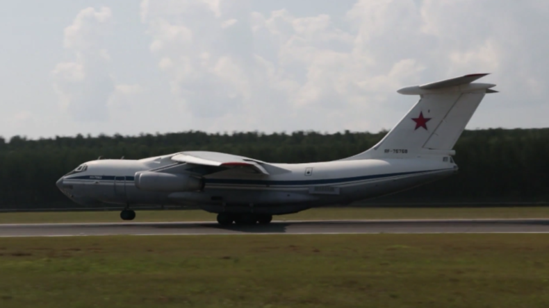 Russland: Militärflugzeuge bombardieren brennendes Munitionslager in Krasnojarsk mit Wasser