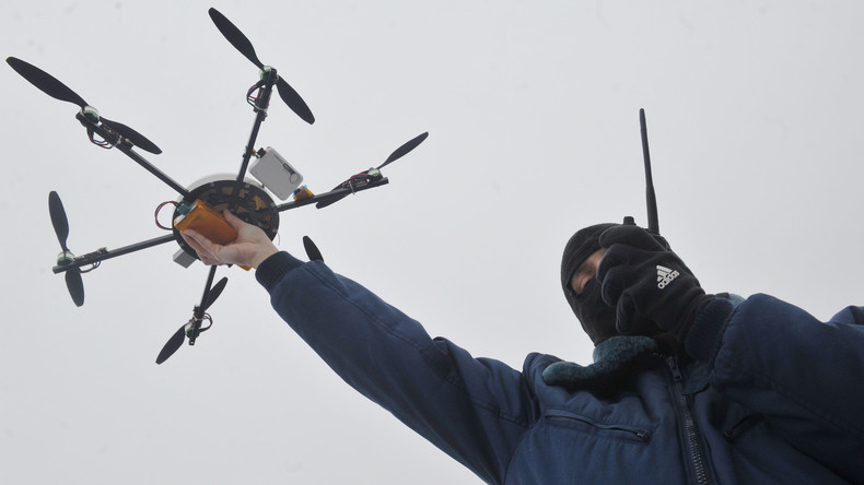Futuristisch: Moskauer Polizei holt während Demo Drohne vom Himmel