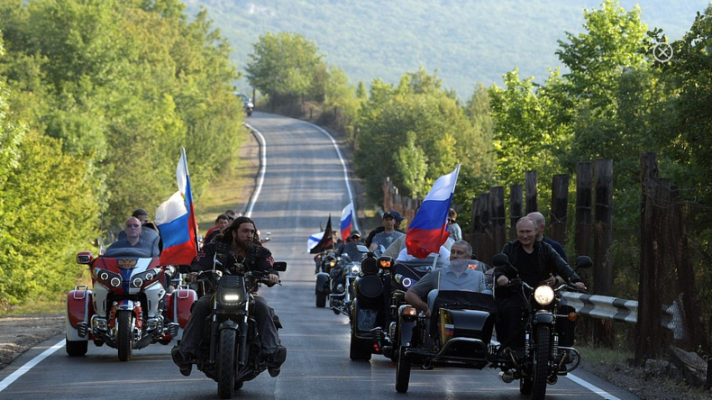 Russland: Putin besucht Motorradshow der "Nachtwölfe" auf der Krim – mit eigenem Bike