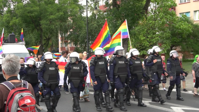 Erstmals LGBT-Demo in polnischer Stadt Płock – friedlich, trotz Störversuchen wütender Gegner