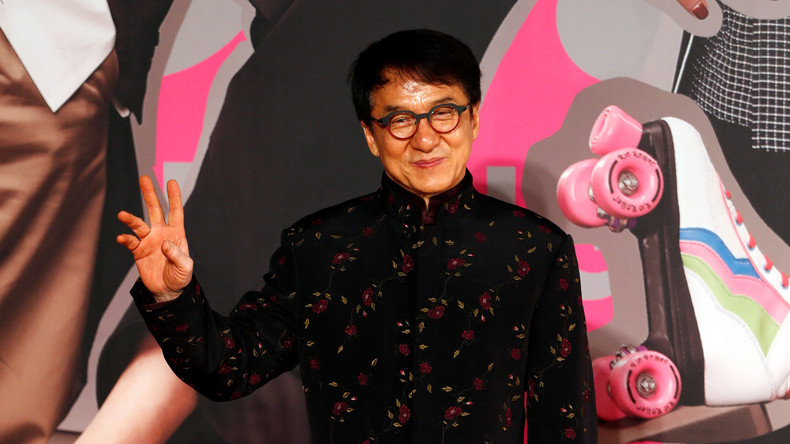 Gebürtiger Hongkonger Jackie Chan nimmt an Kampagne zum Schutz der Nationalflagge Chinas teil